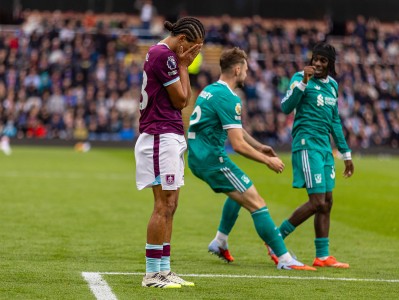 （体育）足球——英超：利物浦胜伯恩利