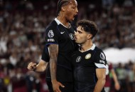 切尔西客场5-1横扫西汉姆联，凭借净胜球优势暂登英超榜首