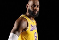 湖人队史巨星太多，詹姆斯在湖人队史地位最多进前十，进不去前五
