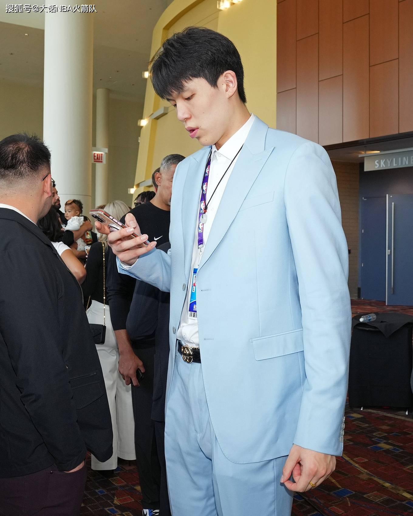 杨瀚森近期的选秀行情提升明显 其适合火箭队吗 值得火箭队冒险吗