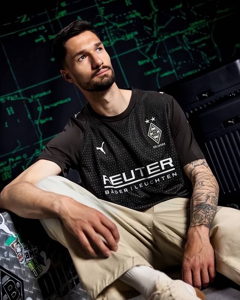 门兴格拉德巴赫发布25/26赛季第三球衣,纪念其成立125 周年