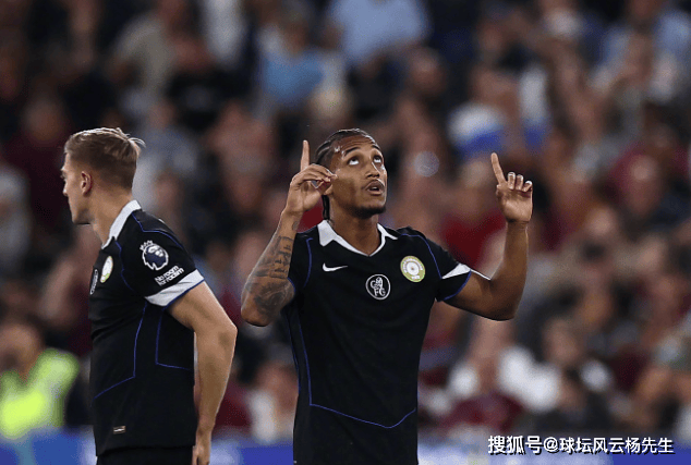 切尔西客场5-1横扫西汉姆联,凭借净胜球优势暂登英超榜首