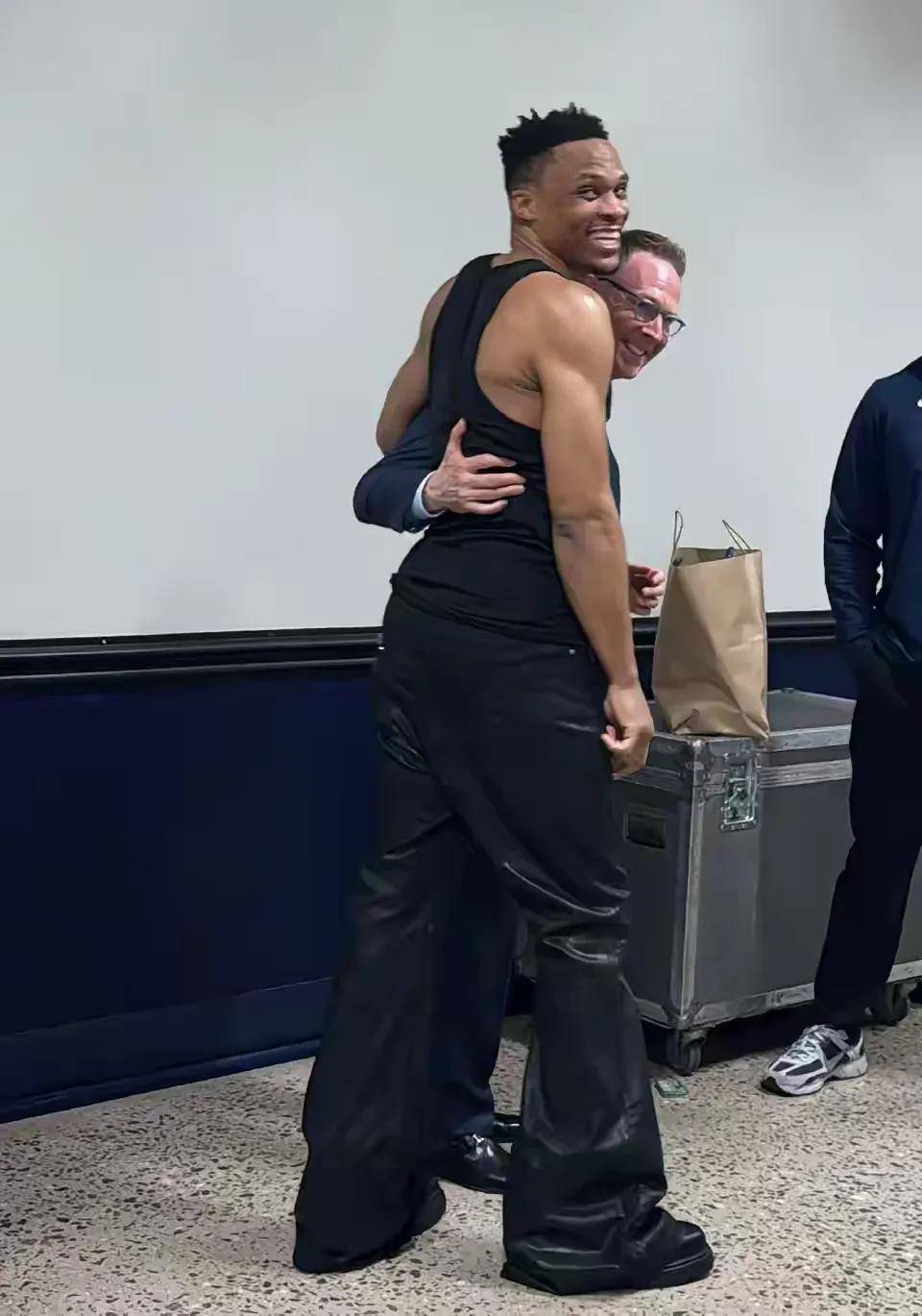 20亿美元!恭喜威少!终于杀回俄克拉荷马城……